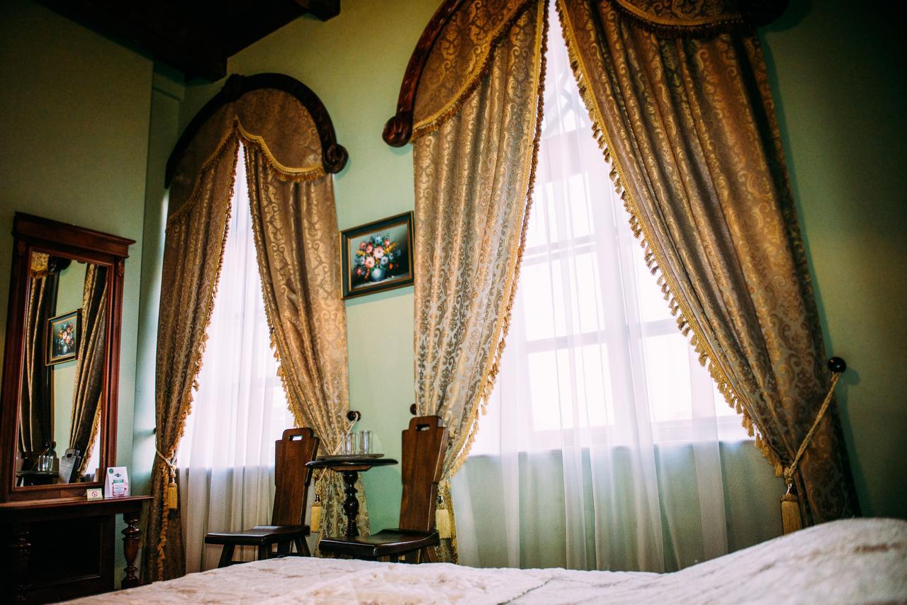 Antique House Hotel Dubno Exteriör bild