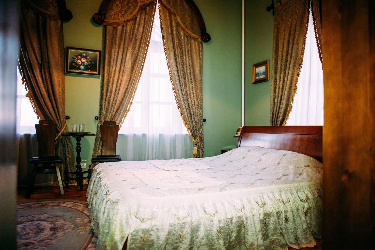 Antique House Hotel Dubno Exteriör bild