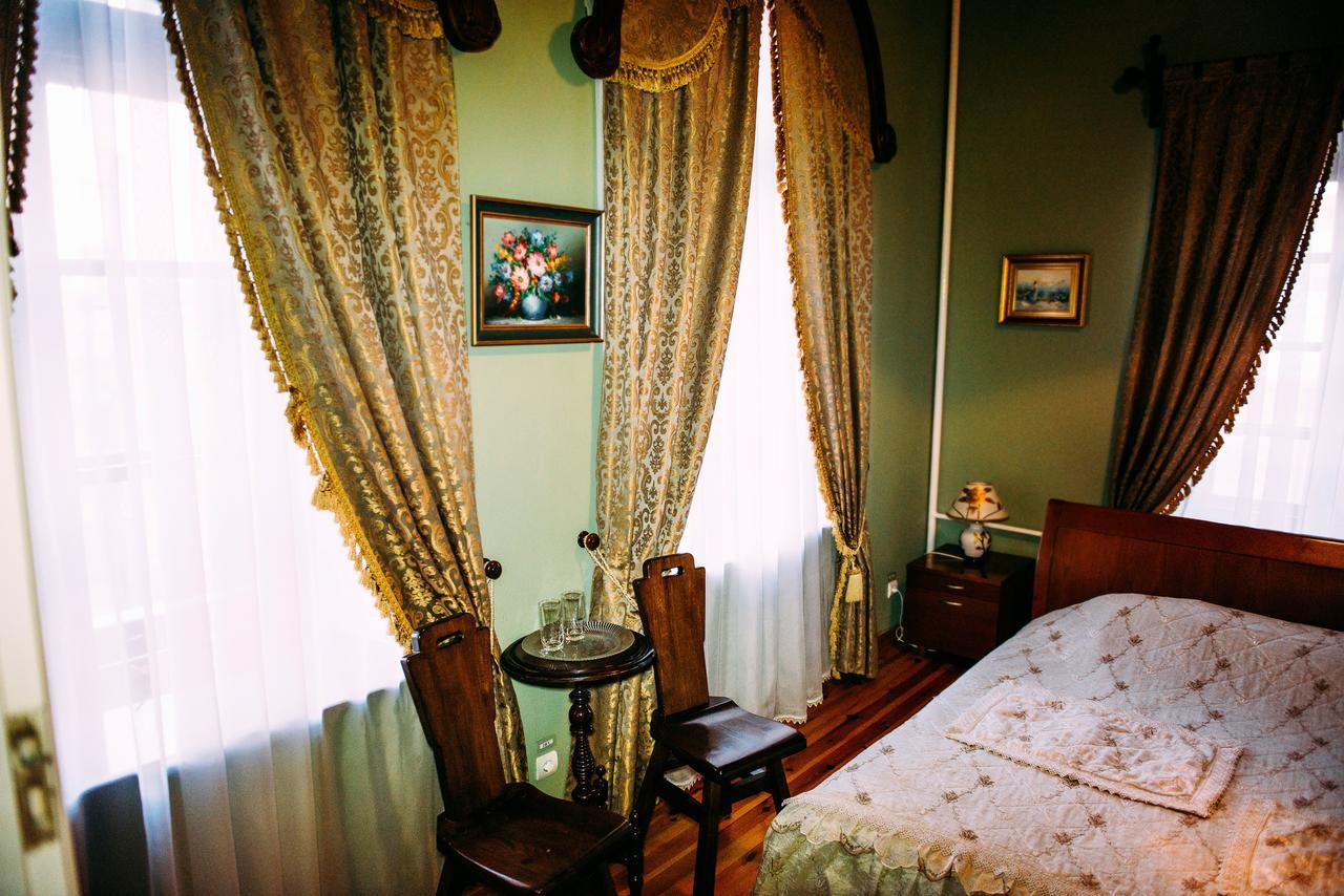 Antique House Hotel Dubno Exteriör bild