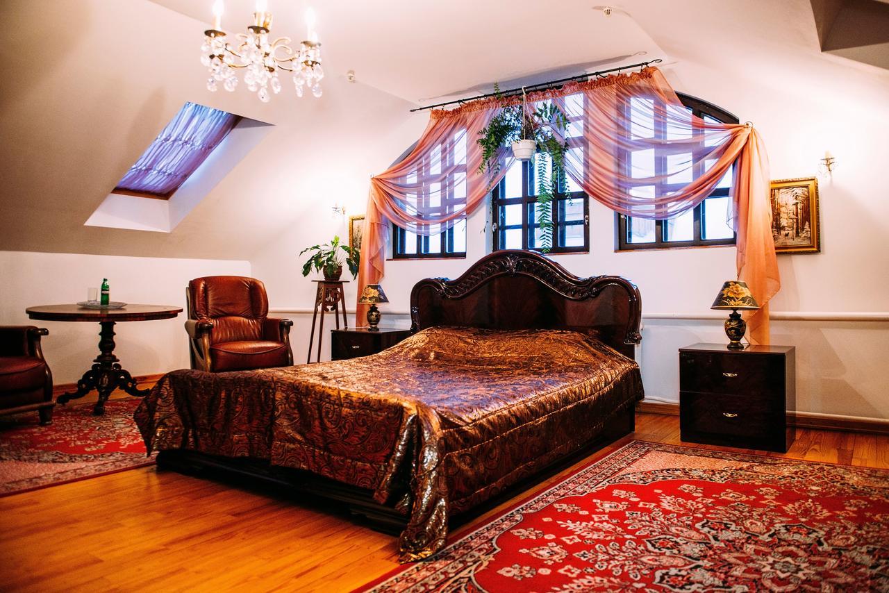 Antique House Hotel Dubno Exteriör bild